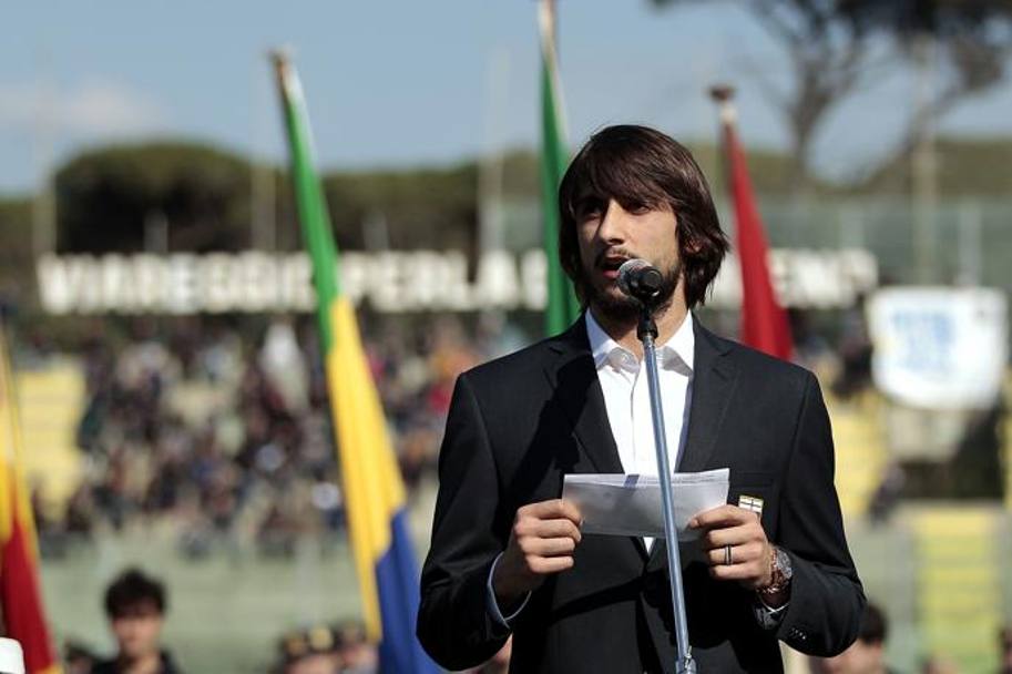 Mattia Perin legge il giuramento del torneo di Viareggio. Getty Images